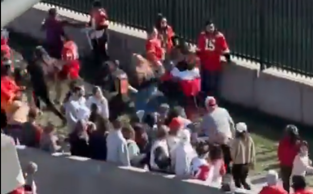 Usa, sparatoria durante la parata per la vittoria al Super Bowl: un morto e 22 feriti