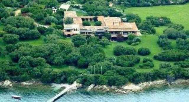 I figli di Berlusconi mettono in vendita Villa Certosa in Sardegna per mezzo miliardo