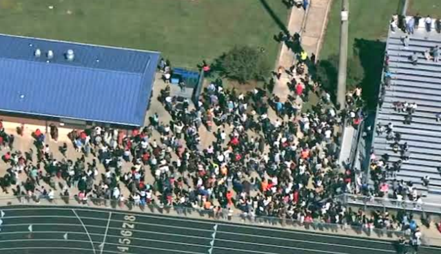 Sparatoria in una scuola negli Usa: 4 morti e 30 feriti