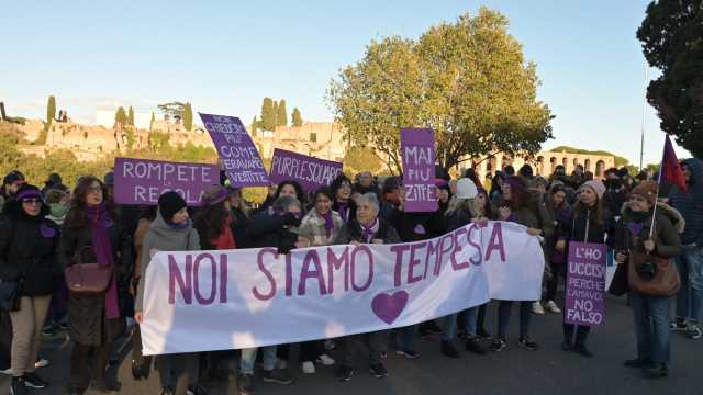 Uras, "Cassette Rosse" con messaggi e poesie contro la violenza di genere