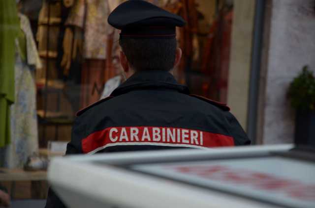 Disturba clienti e personale di una farmacia a Decimomannu ma finisce arrestato: era ricercato