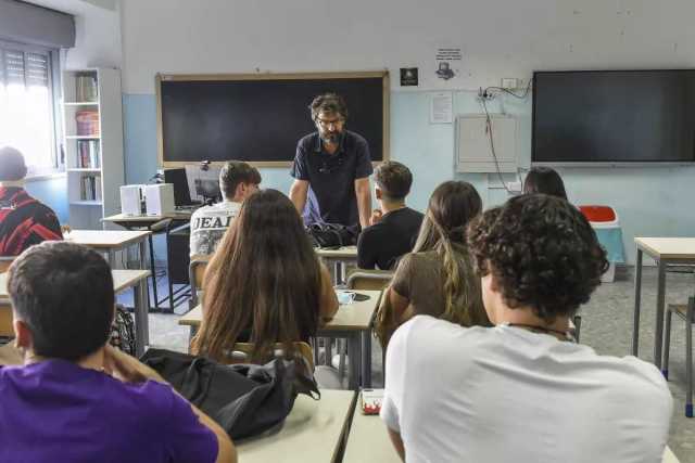 Educazione sessuale a scuola, Valditara: "Sì ma solo con il consenso scritto dei genitori"
