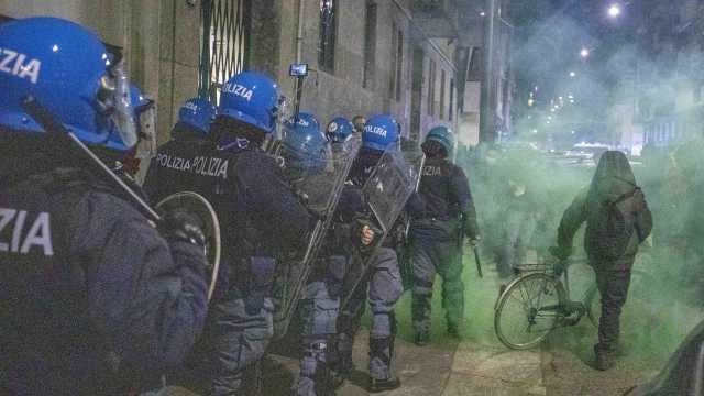 Scontri tra tifosi, la polizia: "Fateci difendere con il massimo della forza, senza procedimenti disciplinari"